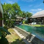 Tropical Villa Batik - Large Garden & Pool, Concierge! 3Mins To Beach, Clubs, Cafes