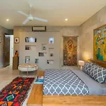 Tropical Villa Batik - Large Garden & Pool, Concierge! 3Mins To Beach, Clubs, Cafes