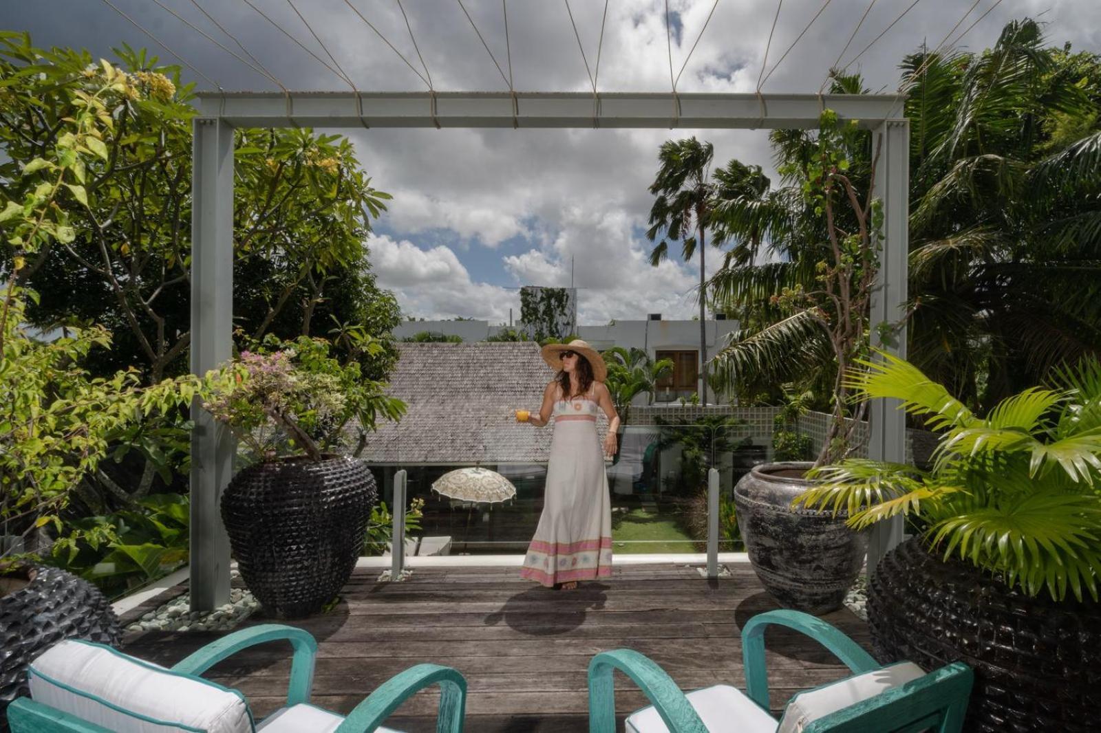 Tropical Batik - Large Garden & Pool, Concierge! 3mins To Beach, Clubs, Cafes *