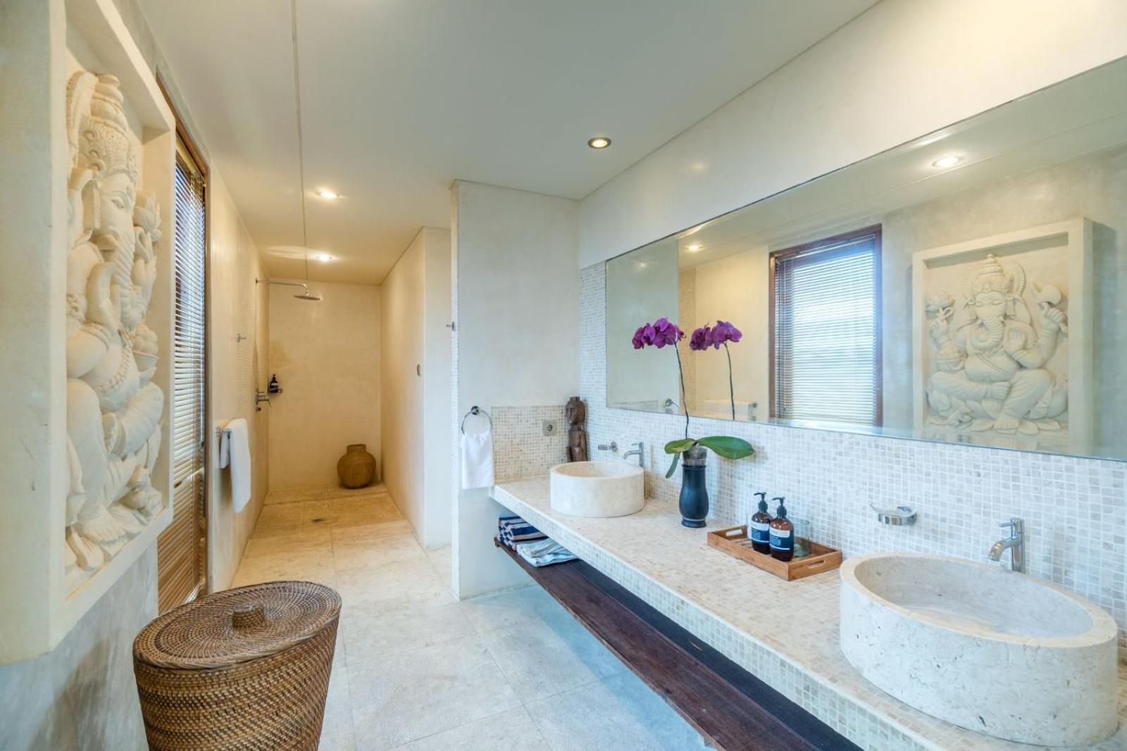 Villa Tropical Batik - Large Garden & Pool, Concierge! 3mins To Beach, Clubs, Cafes *