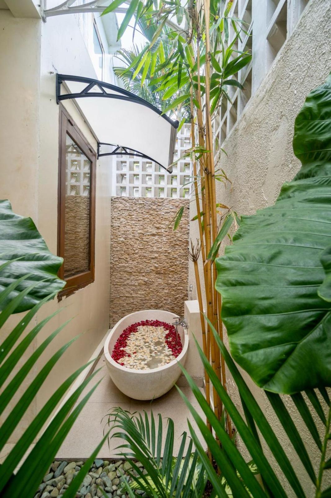 Tropical Batik - Large Garden & Pool, Concierge! 3mins To Beach, Clubs, Cafes Villa Seminyak (Bali)