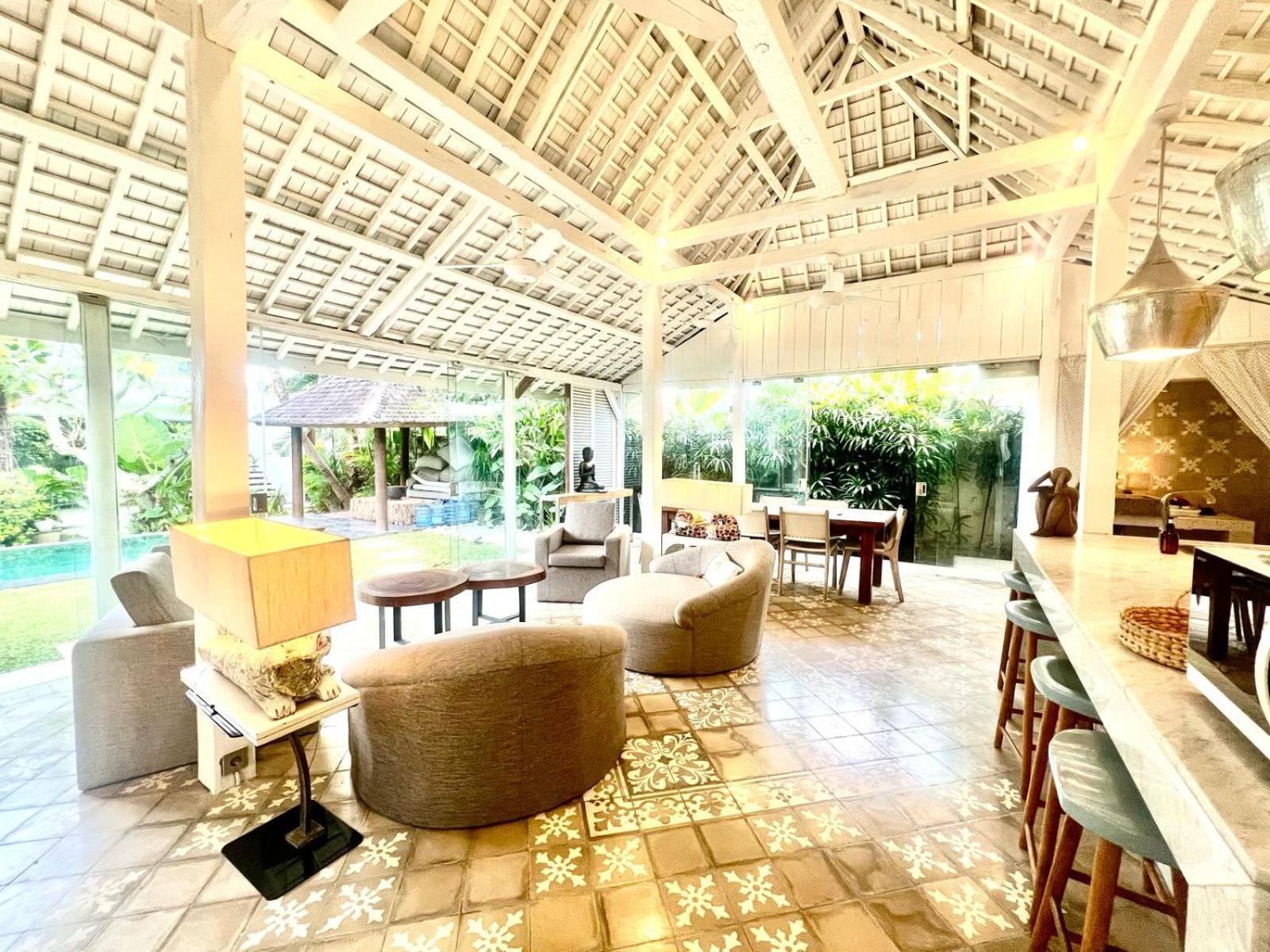 Tropical Batik - Large Garden & Pool, Concierge! 3mins To Beach, Clubs, Cafes *