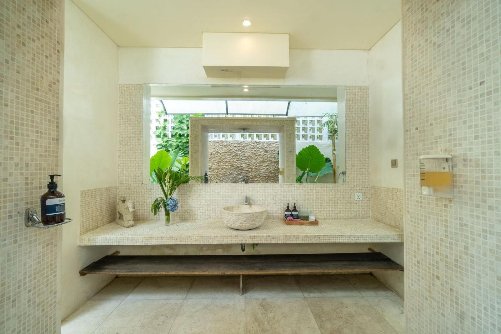 Villa Tropical Batik - Large Garden & Pool, Concierge! 3mins To Beach, Clubs, Cafes