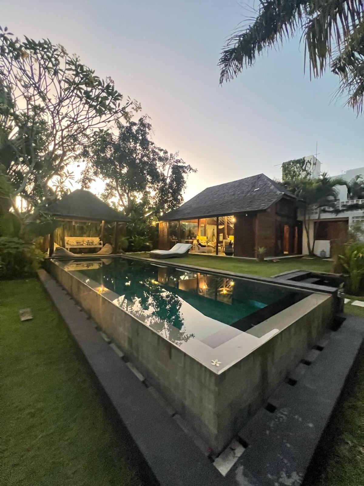 Villa Tropical Batik - Large Garden & Pool, Concierge! 3mins To Beach, Clubs, Cafes Seminyak (Bali)