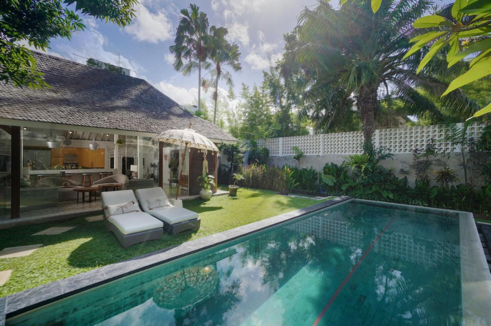 Villa Tropical Batik - Large Garden & Pool, Concierge! 3mins To Beach, Clubs, Cafes Seminyak (Bali)
