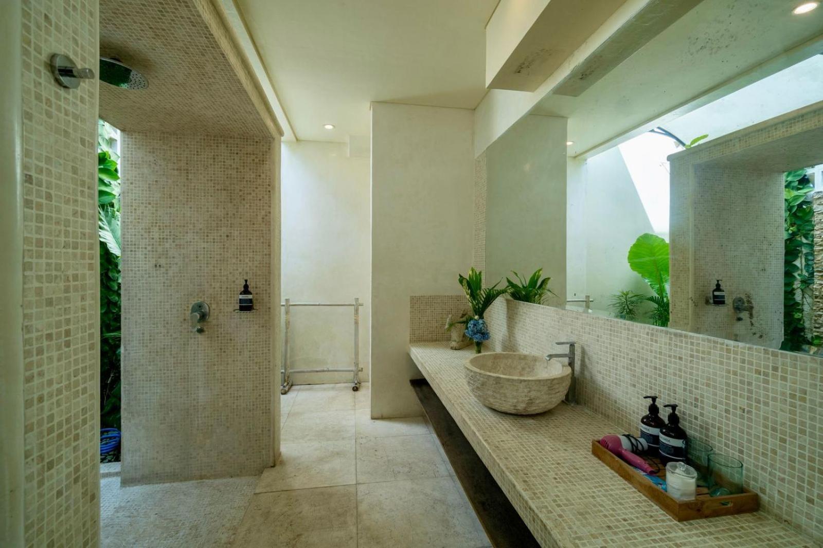 Tropical Batik - Large Garden & Pool, Concierge! 3mins To Beach, Clubs, Cafes Villa *
