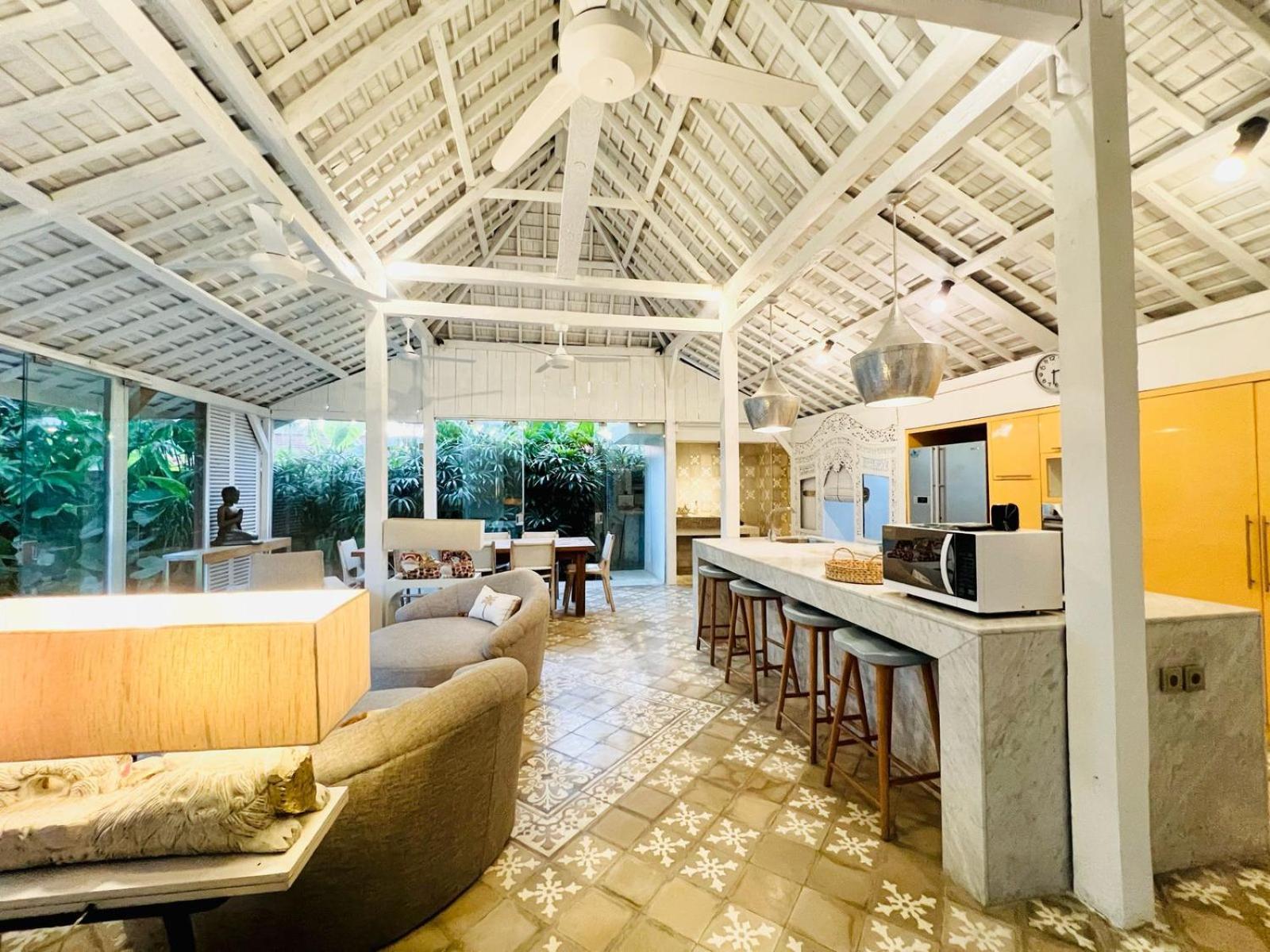 Villa Tropical Batik - Large Garden & Pool, Concierge! 3mins To Beach, Clubs, Cafes Seminyak (Bali)
