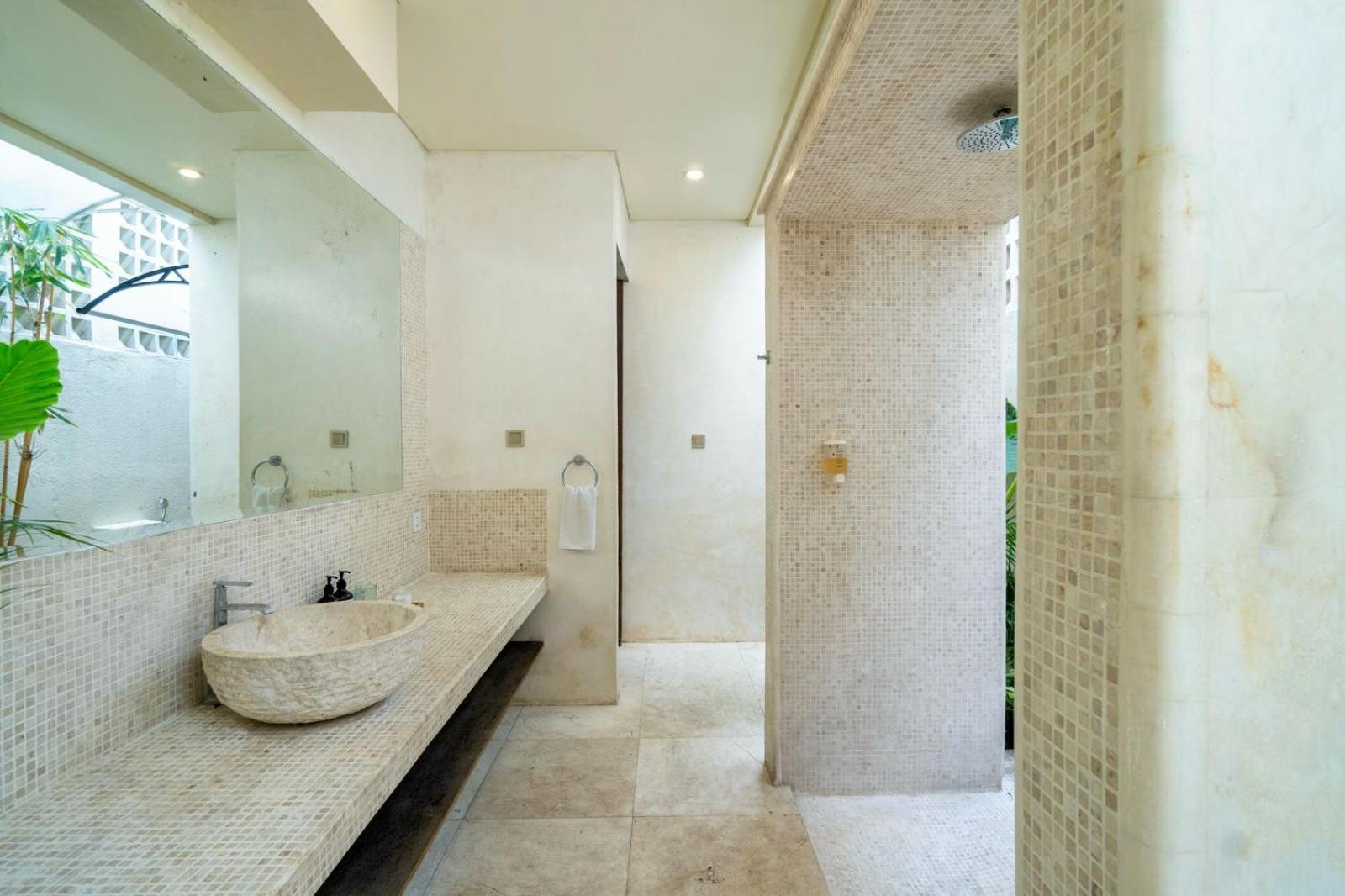 Tropical Batik - Large Garden & Pool, Concierge! 3mins To Beach, Clubs, Cafes Seminyak (Bali)