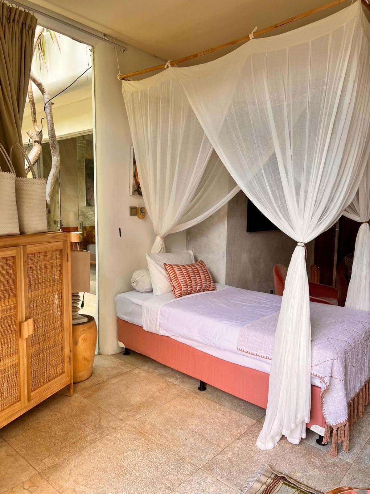 Tropical Batik - Large Garden & Pool, Concierge! 3mins To Beach, Clubs, Cafes Villa