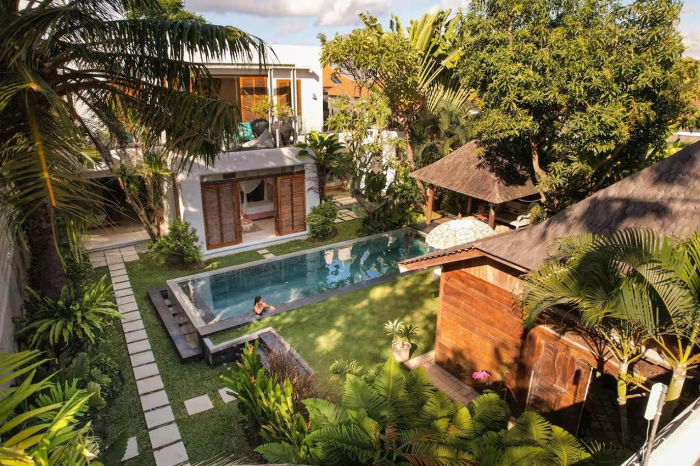 Tropical Batik - Large Garden & Pool, Concierge! 3mins To Beach, Clubs, Cafes * Seminyak (Bali)